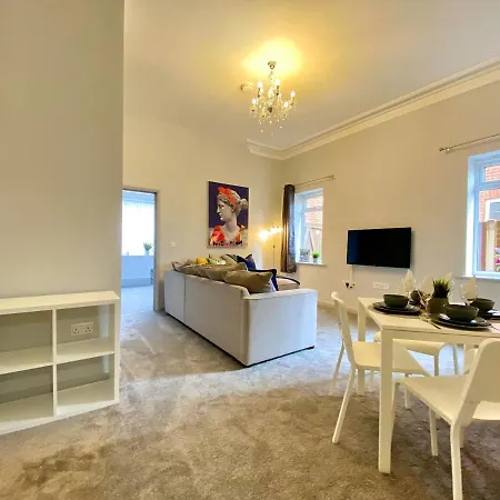 Seaside Haven: Beachfront Apartment with Modern Comforts Bournemouth Exterior photo