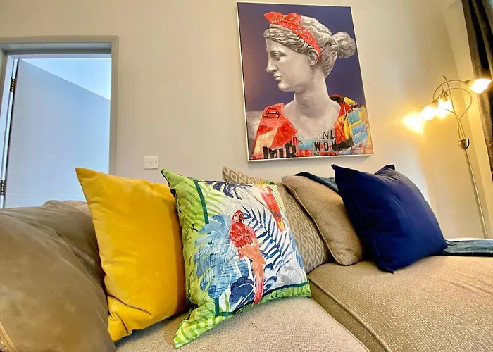 Beautiful Apartment - 5 Minute Walk To The Best Beach! - Great Location - Parking - Fast Wifi - Smart Tv - Newly Decorated - Sleeps Up To 4! Close To Bournemouth & Poole Town Centre