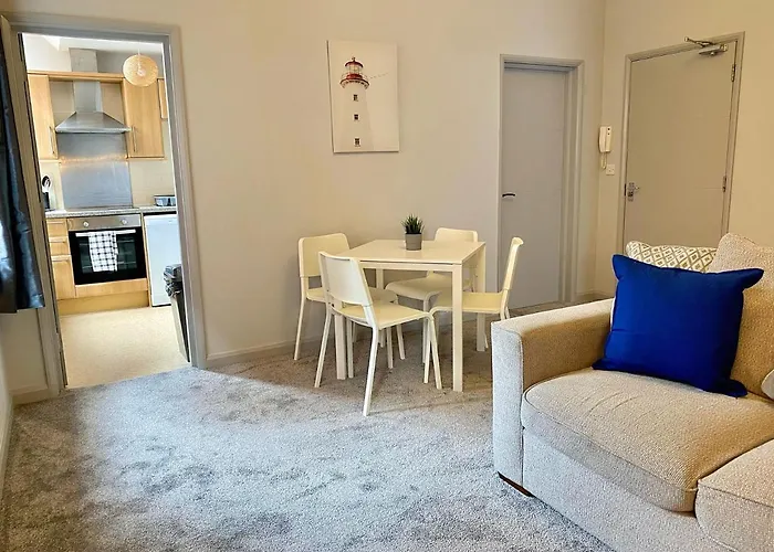 Beautiful Apartment - 5 Minute Walk To The Best Beach! - Great Location - Parking - Fast Wifi - Smart Tv - Newly Decorated - Sleeps Up To 4! Close To Bournemouth & Poole Town Centre