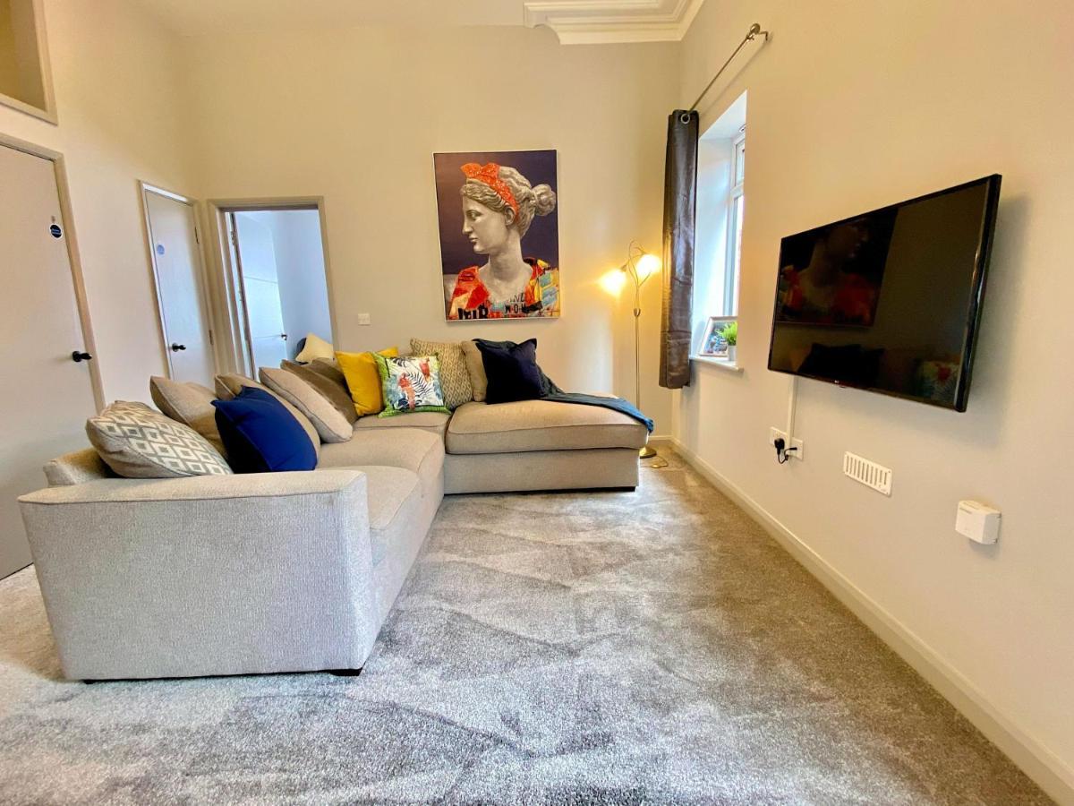 Seaside Haven: Beachfront With Modern Comforts Apartment *