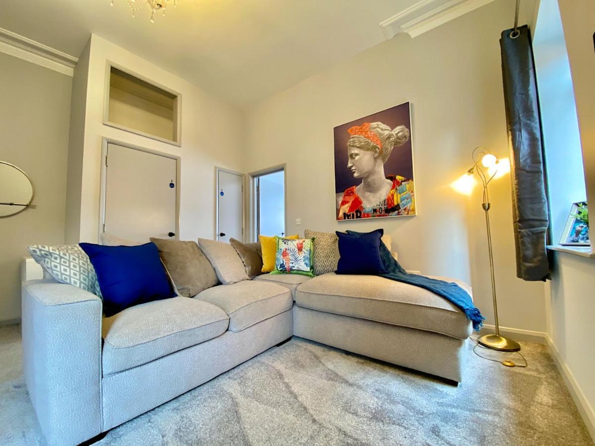 Seaside Haven: Beachfront With Modern Comforts Apartment *