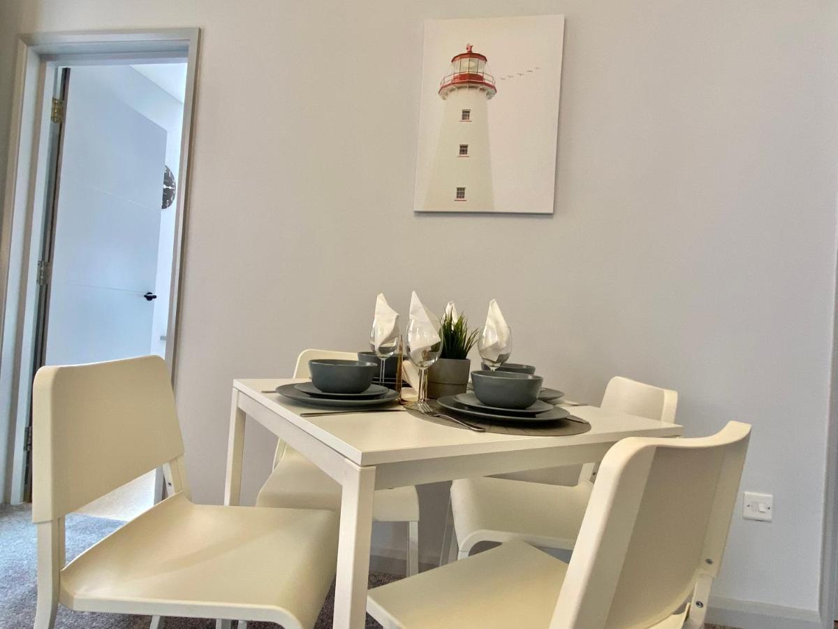 Seaside Haven: Beachfront With Modern Comforts Apartment *